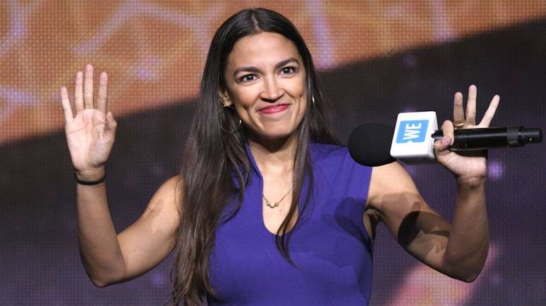A socialista democrática Alexandria Ocasio-Cortez, 28, pode ser a mulher mais jovem a se tornar deputada nos EUA