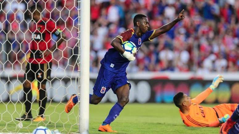 Jhonny Lucas é um dos destaques do time do Paraná.