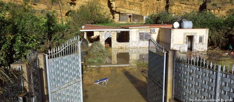 Residência localizada próximo a um rio em Palermo foi invadida pela água; nove morreram, e três escaparam