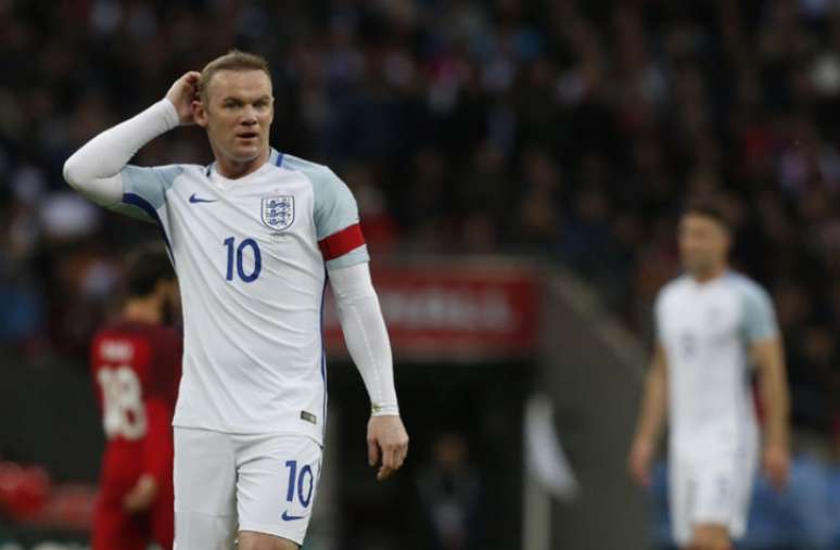 Rooney era o capitão da Inglaterra (Foto: Ian Kington / AFP)