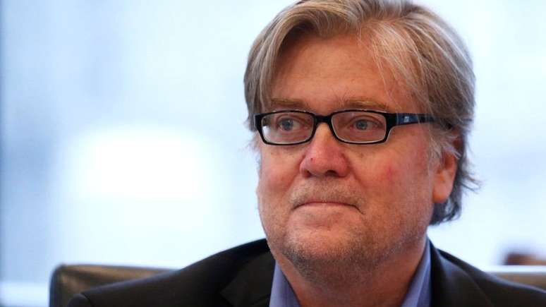 Stephen Bannon, de 63 anos, serviu na Marinha, foi um banqueiro de sucesso, produziu filmes e estava à frente do site de direita Breitbart News