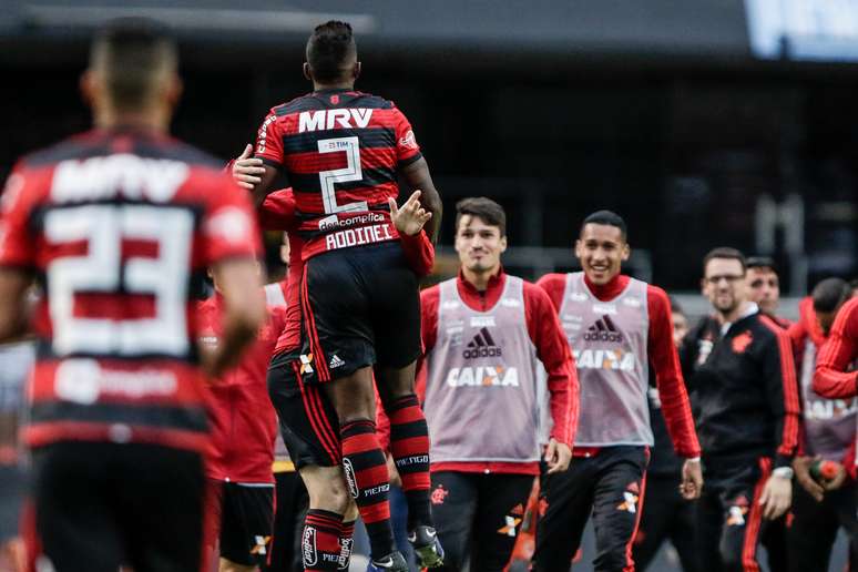 Rodinei marca gol durante jogo entre Sao Paulo x Flamengo