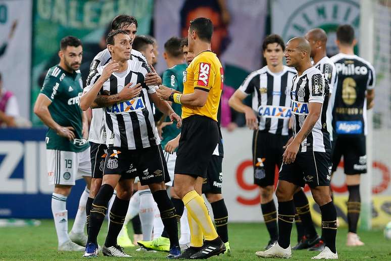Diego Pituca, do Santos, é expulso durante a partida