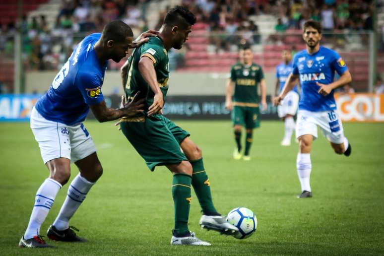 Luan, do Am&eacute;rica-MG, &eacute; marcado por Ded&eacute;, do Cruzeiro