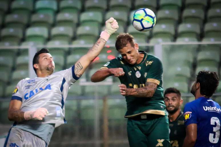 Disputa pelo alto entre F&aacute;bio, do Cruzeiro, e Rafael Moura, do Am&eacute;rica-MG