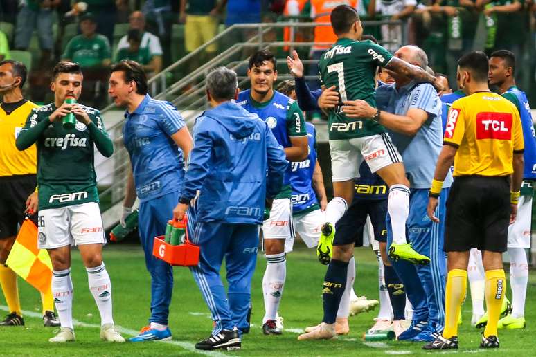 Dudu comemora com Felipão o gol do Palmeiras contra o Santos, no Allianz Parque
