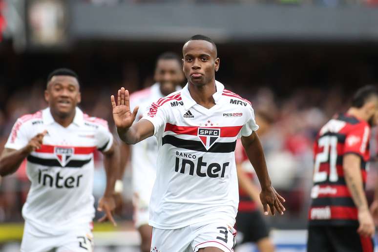  Jogador Helinho do S&atilde;o Paulo comemora gol durante a partida entre S&atilde;o Paulo e Flamengo