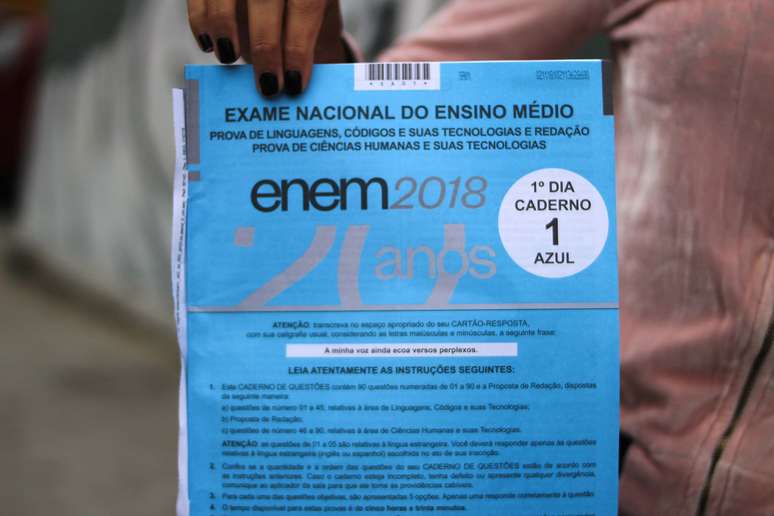 Caderno de questão dos últimos alunos a deixarem a Uninove da Barra Funda, em São Paulo (SP), primeira prova do Enem 2018, neste domingo (4).