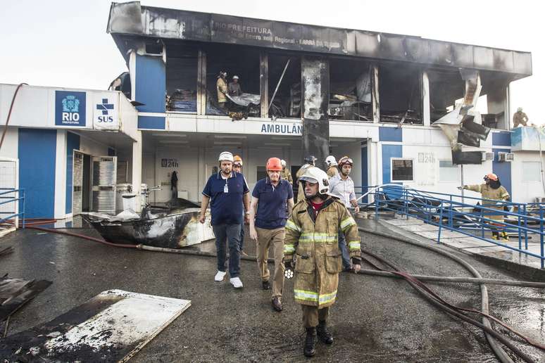Prefeito do Rio de Janeiro, Marcelo Crivella, visita a unidade após incêndio atingir a Coordenação de Emergência Regional (CER) Barra, que fica ao lado do Hospital Lourenço Jorge, na Barra da Tijuca, Zona Oeste do Rio