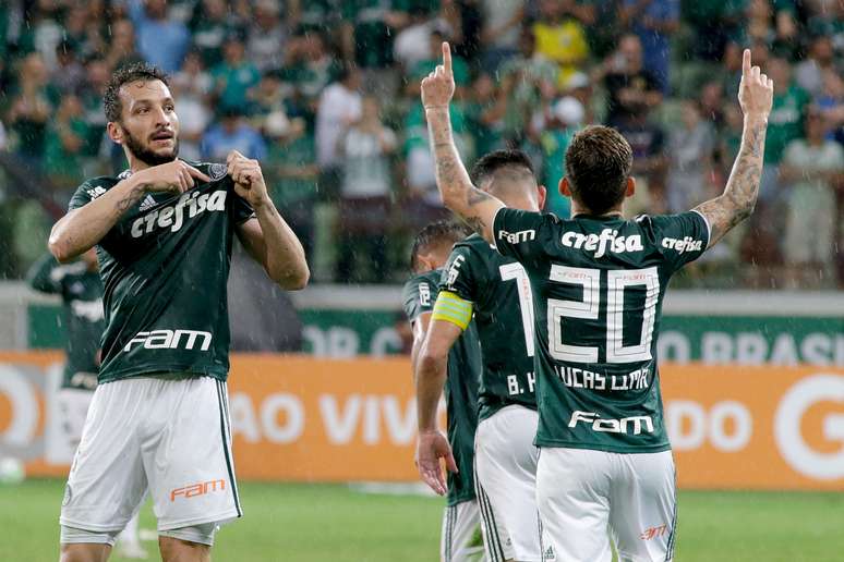 Edu Dracena celebra com os companheiros seu gol, o segundo do Palmeiras no jogo