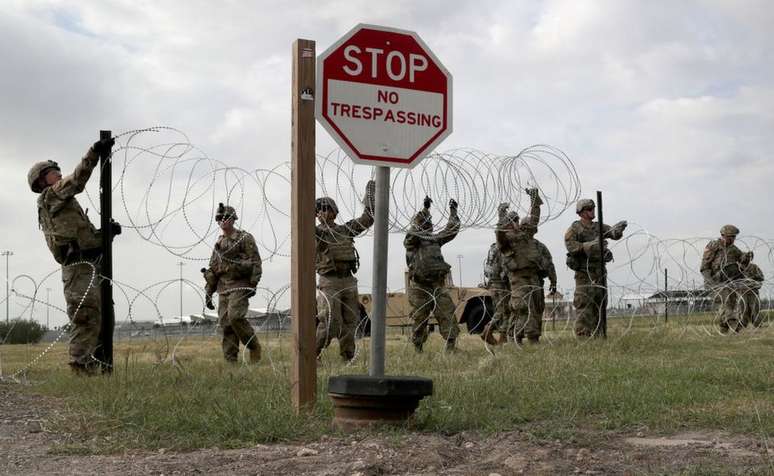 Milhares de soldados americanos esperam os migrantes para impedir sua entrada nos Estados Unidos