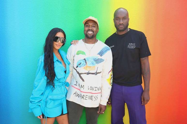 Virgil Abloh (no canto direito da foto) no dia de seu primeiro desfile masculino para a Louis Vuitton, com os amigos Kim Kardashian, empresária, e Kanye West, rapper