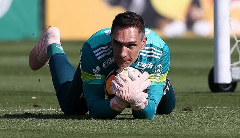 Fernando Prass durante treino do Palmeiras, na Academia de Futebol (Foto: Cesar Greco)