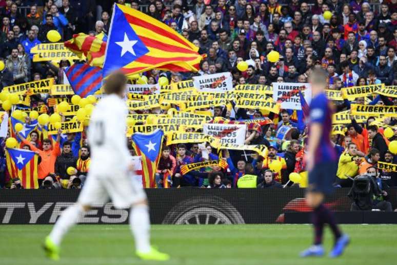 Torcida catalã não perdoou o rival durante clássico (Foto: Gabriel Bouys / AFP)