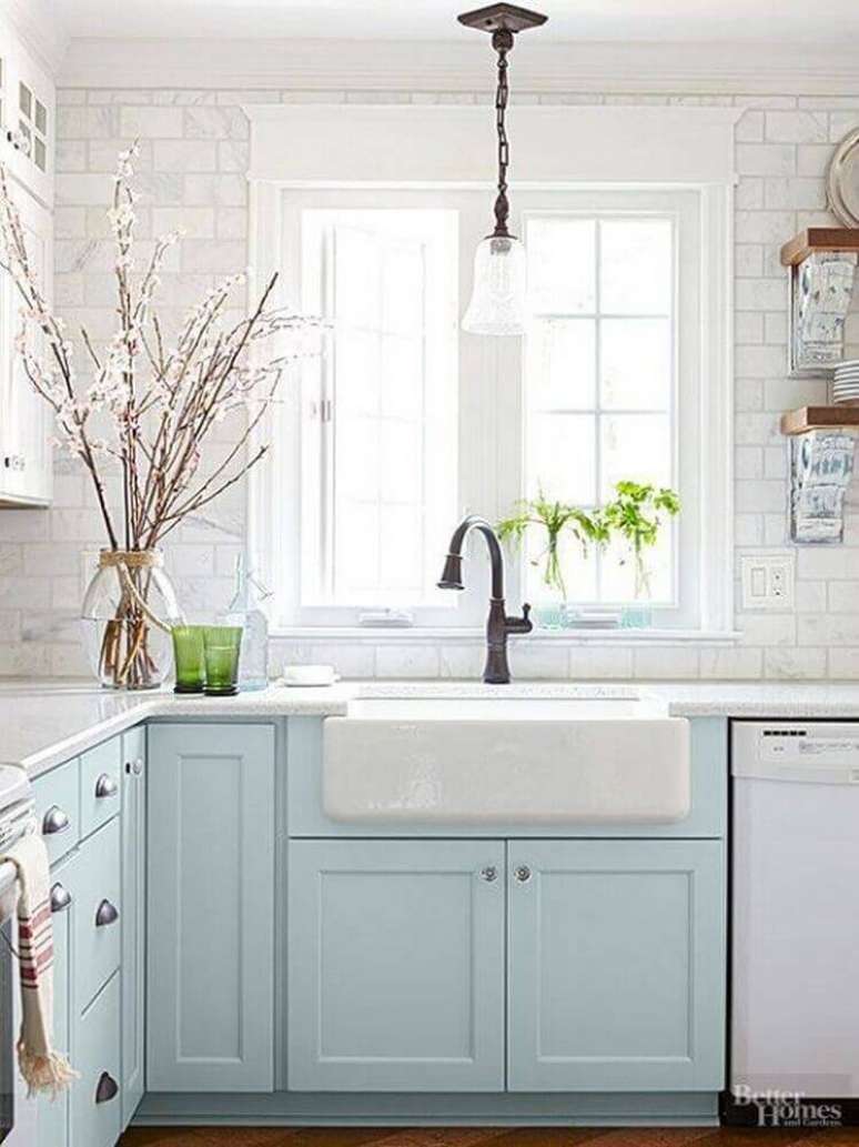 12. A cozinha azul clara é muito procurada por quem gosta de um estilo retrô – Foto: Onechitecture