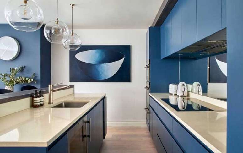 13. O armário de cozinha azul com design mais clean e com linhas mais simples são perfeitos para cozinha planejada com estilo moderno – Foto: Ideias Decor