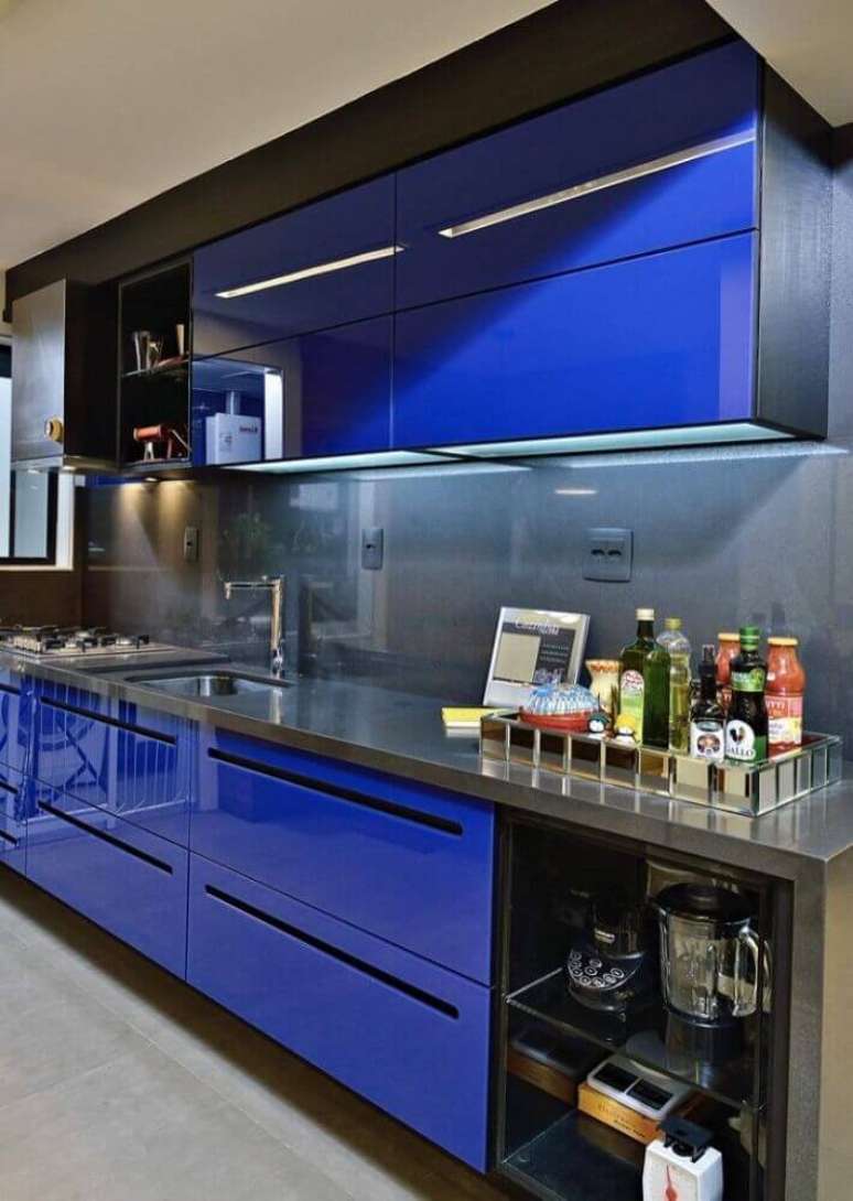 14. É importante investir em uma boa iluminação para a cozinha azul e preta – Foto: Pinterest