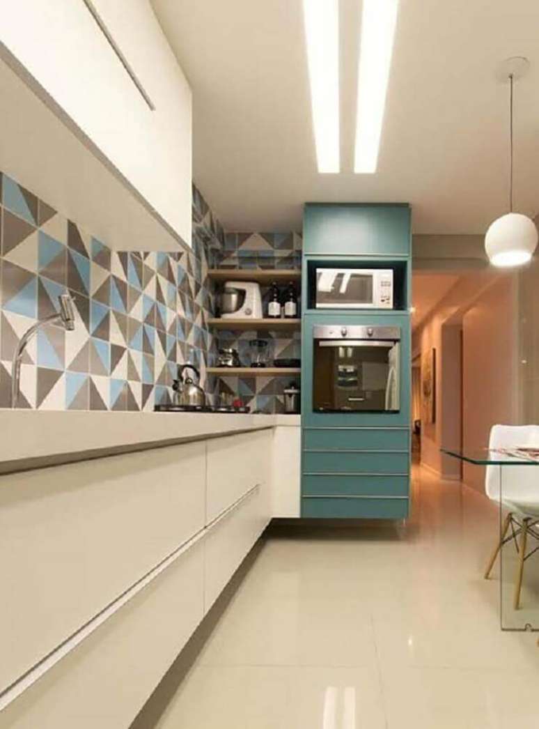 16. Decoração clean para cozinha azul e branco com azulejo colorido e prateleiras de madeira – Foto: Pinterest