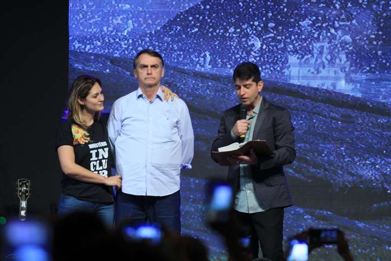 Jair Bolsonaro e a esposa participaram de culto na Igreja Batista Atitude no fim de semana