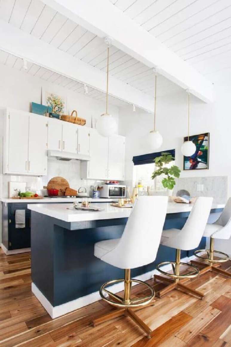 18. Nessa cozinha azul e branca o grande destaque fica por conta das cadeiras com design moderno e confortável na bancada – Foto: House Beautiful