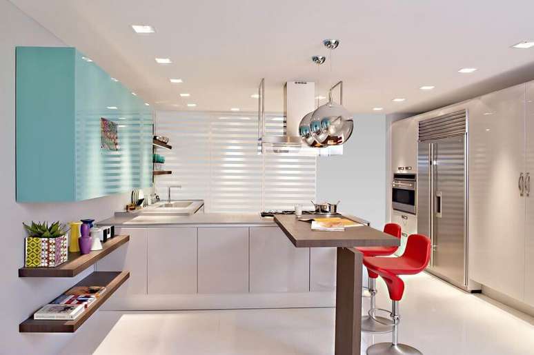 20. Decoração clean com banquetas vermelhas apra cozinha azul turquesa e branca – Foto: The Holk