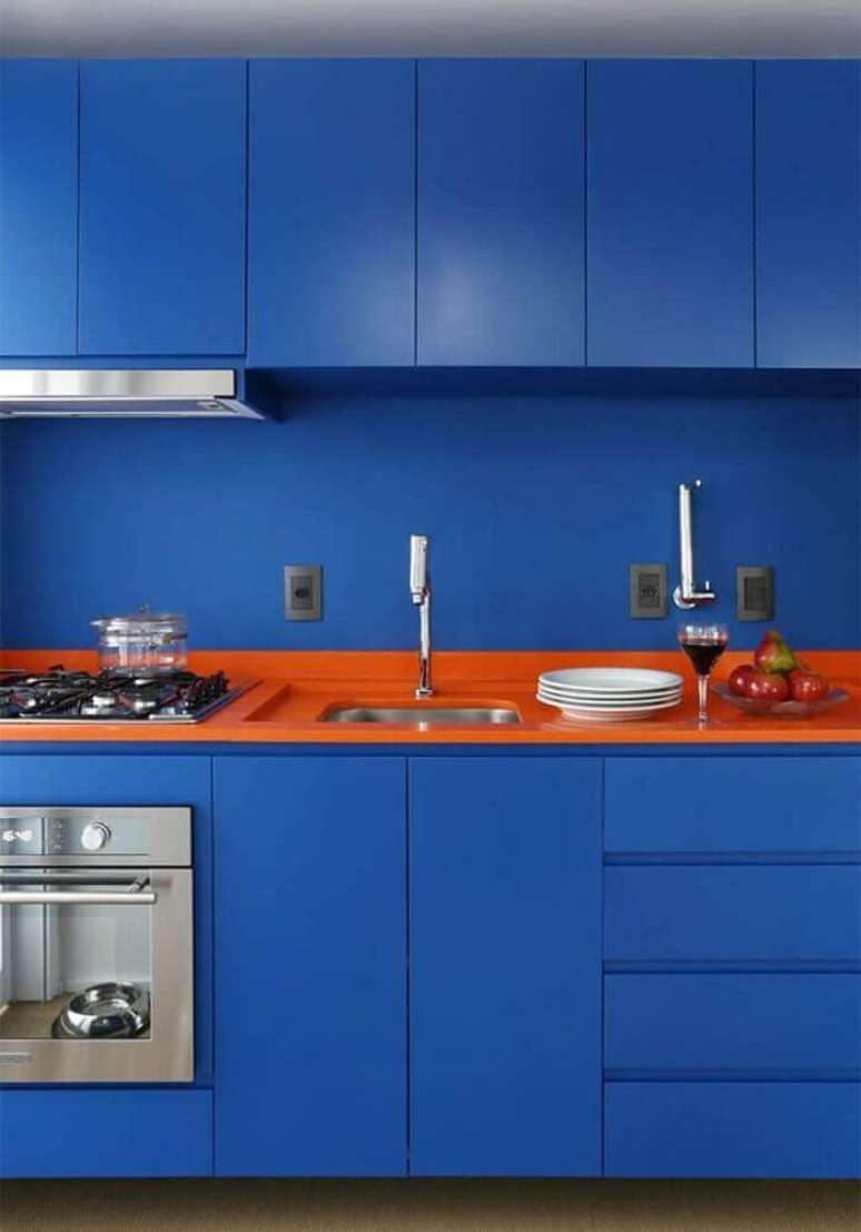 21. É possível utilizar várias cores mais vibrantes na decoração da cozinha azul – Foto: Pinterest