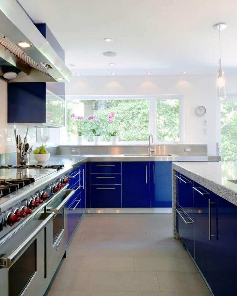 23. Grandes janelas valorizam bastante a decoração da cozinha planejada azul e branca – Foto: Wisma Home