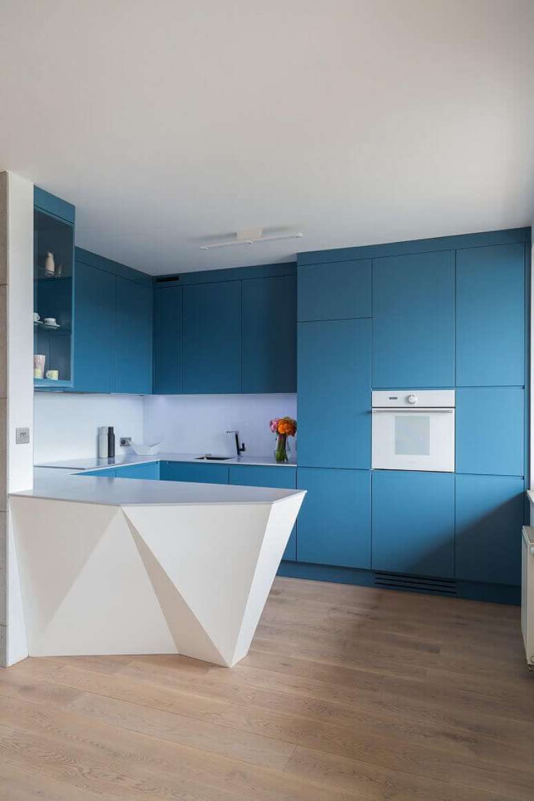 24. Design moderno para armário de cozinha azul e branco – Foto: Pinterest