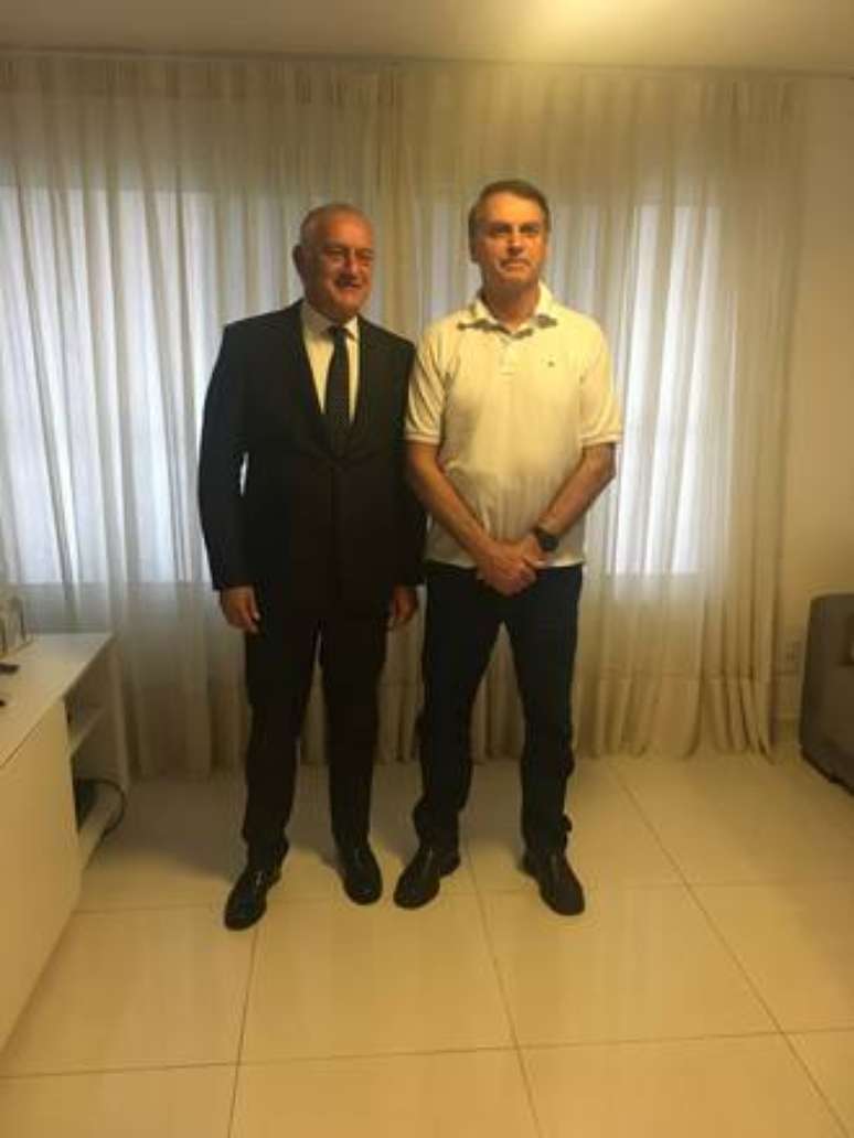 Presidente eleito, Jair Bolsonaro, se reúne com embaixador da Itália
