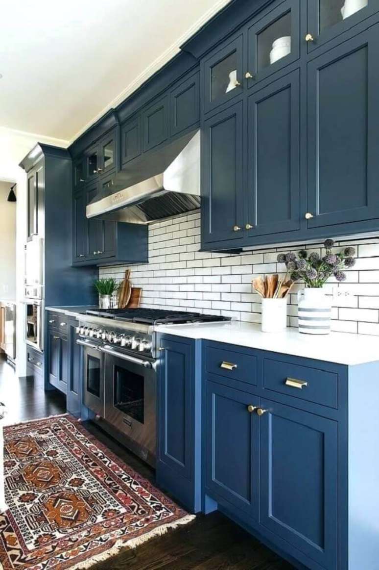 25. Decoração com estilo clássico para cozinha azul om azulejo branco e tapete estilo persa – Foto: Julie Howard