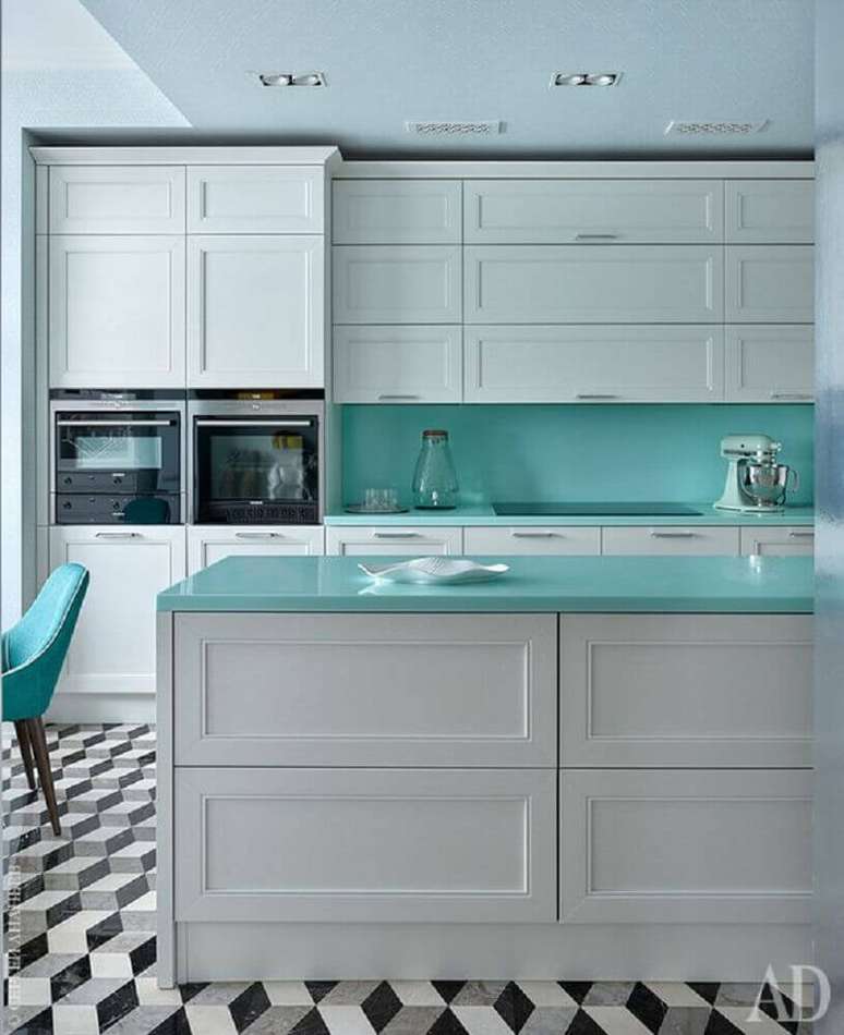 29. O piso preto e branco deu um toque a mais na decoração da cozinha azul turquesa e branca – Foto: Pinterest