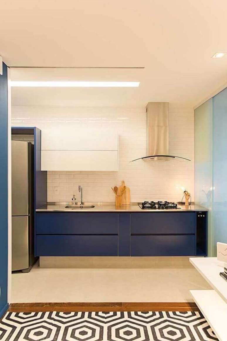 30. Modelo de armário de cozinha azul e branco – Foto: Pinterest
