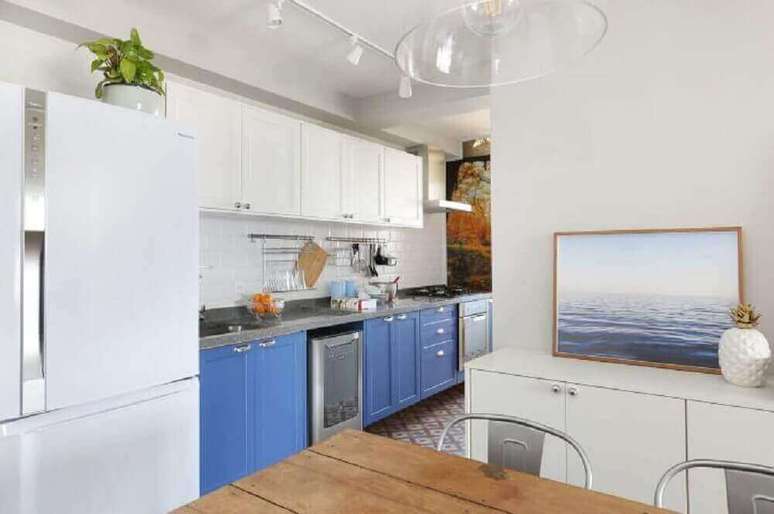 31. Decoração com armário de cozinha azul e branco planejado – Foto: Antonio Armando de Araujo