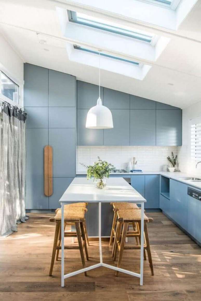 32. A cozinha azul clara também pode receber modelos de armários com design mais clean e contemporâneo – Foto: La Bici Azul
