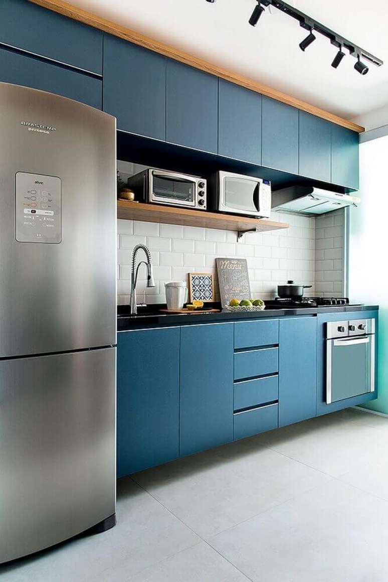 34. Decoração com estilo moderno com armário de cozinha azul, subway tile e spots de luz – Foto: Adela Parvu