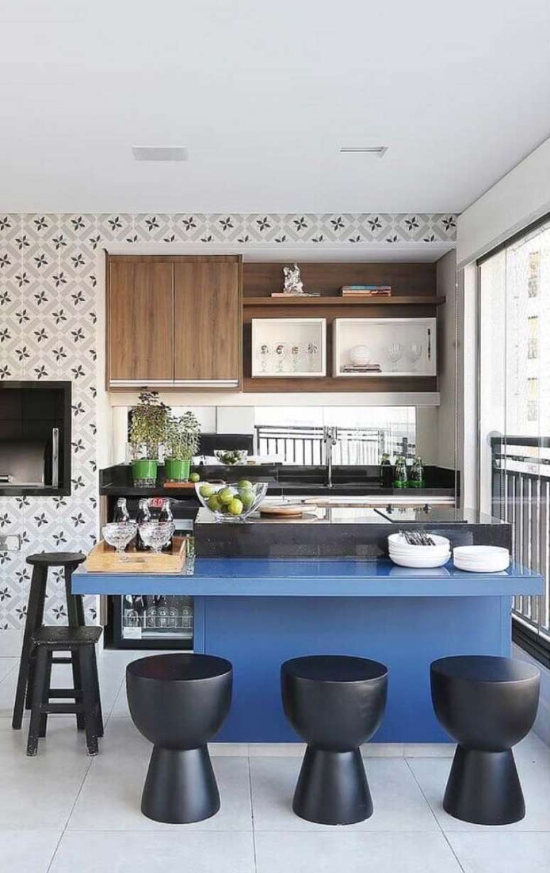 36. Cozinha pequena decorada com balcão azul e armário aéreo de madeira – Foto: Pinterest