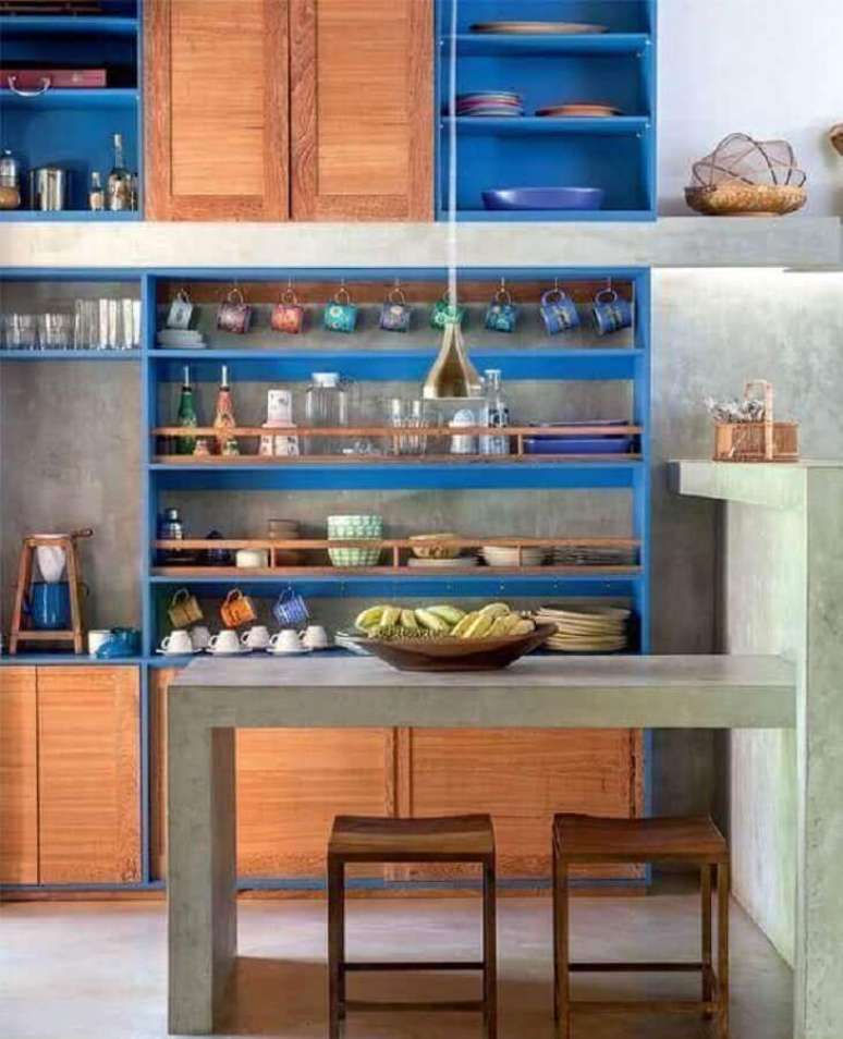 37. O cimento queimado é perfeito para trazer um toque industrial para a cozinha planejada azul – Foto: Pinterest