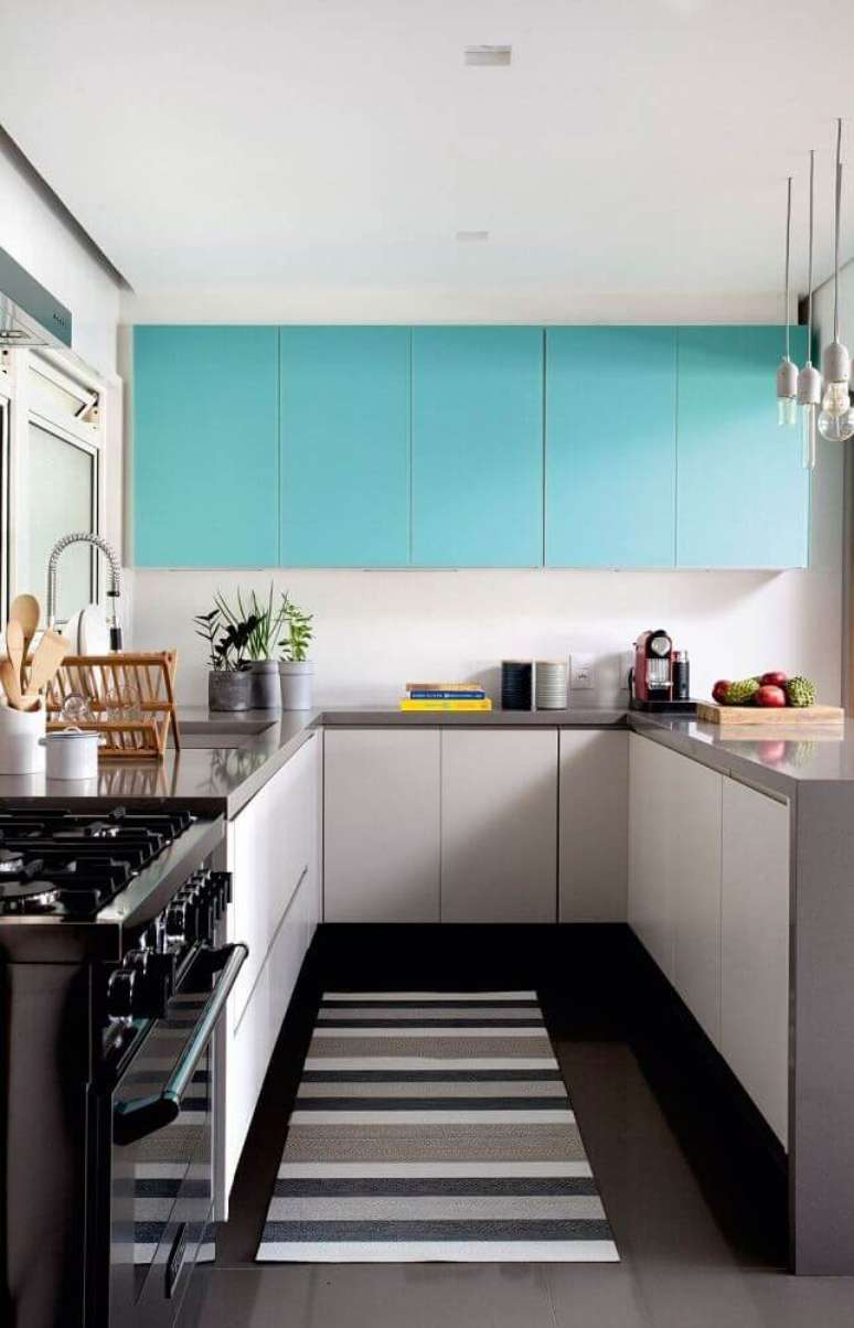 38. Decoração com tapete listrado e armário de cozinha azul e branco – Foto: KitchenDecorium
