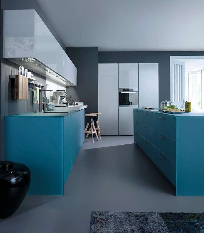 2. Decoração contemporânea para cozinha planejada azul e cinza – Foto: Zelari de Nuzzi