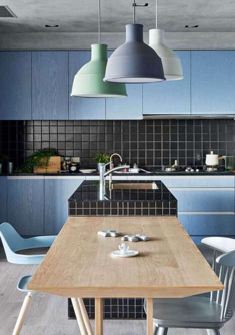 42. Invista em detalhes de madeira para a cozinha azul que possuir decoração moderna – Foto: The Holk