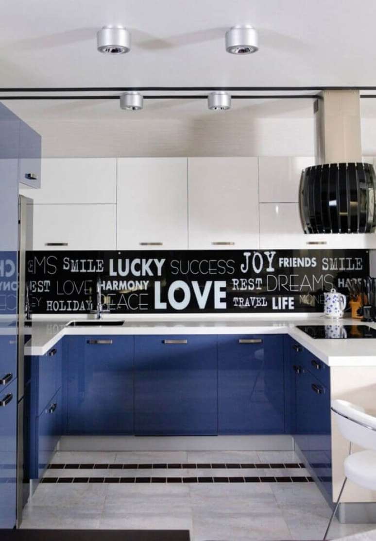 43. O revestimento com palavras sobre o balcão da cozinha azul deu um toque divertido e irreverente para a decoração moderna – Foto: Pinterest