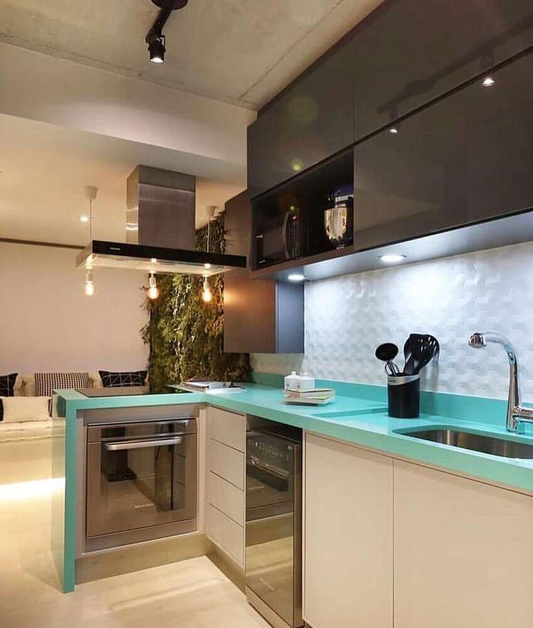 44. Decoração clean e moderna para cozinha azul turquesa com armário branco e preto – Foto: Pinterest