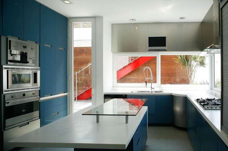 45. Decoração para cozinha planejada azul com armários modernos e detalhes em inox – Foto: Yandex