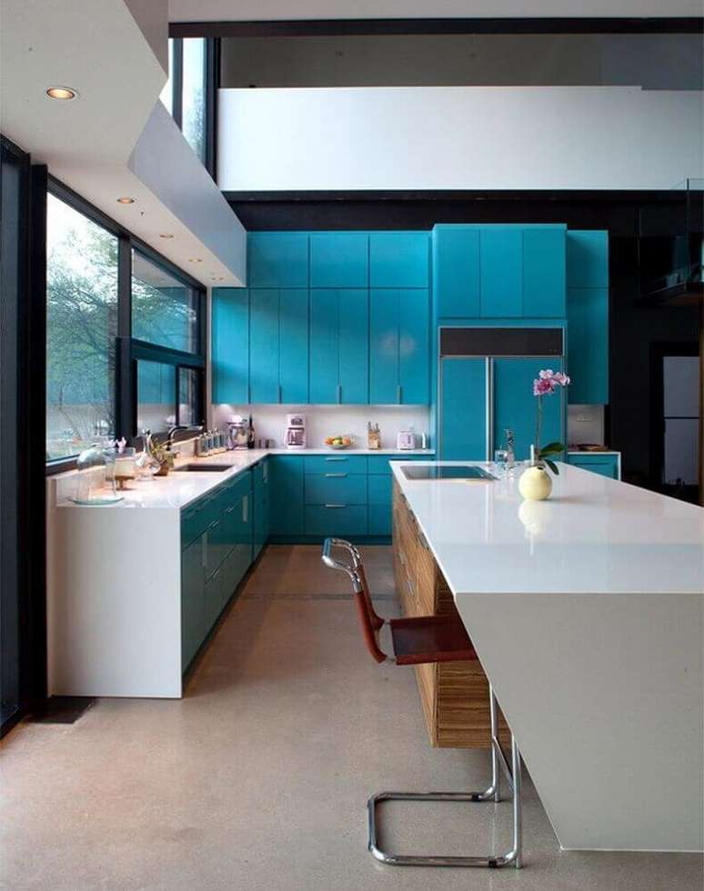 7. A cozinha azul turquesa é um grande destaque por si só devido a intensidade da cor – Foto: Brandani Decore