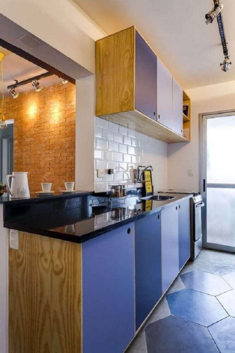 47. Modelo simples de armário de cozinha azul – Foto: Archilovers