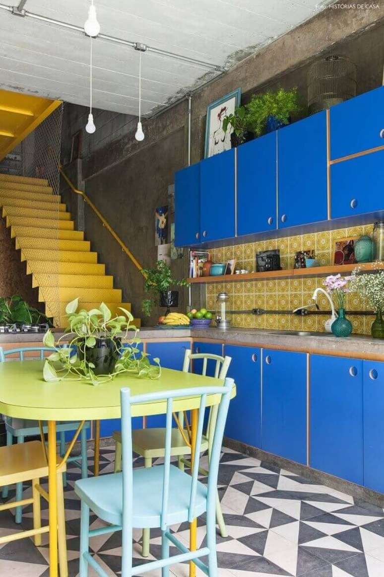 48. Para dar um toque mais alegre à decoração da sua cozinha azul invista em cores vibrantes como laranja e amarelo – Foto: The Holk