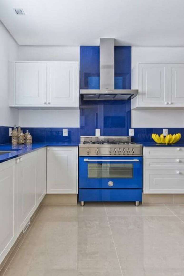 6. Decoração clean para cozinha azul e branco – Foto: Samara Barbosa Arquitetura