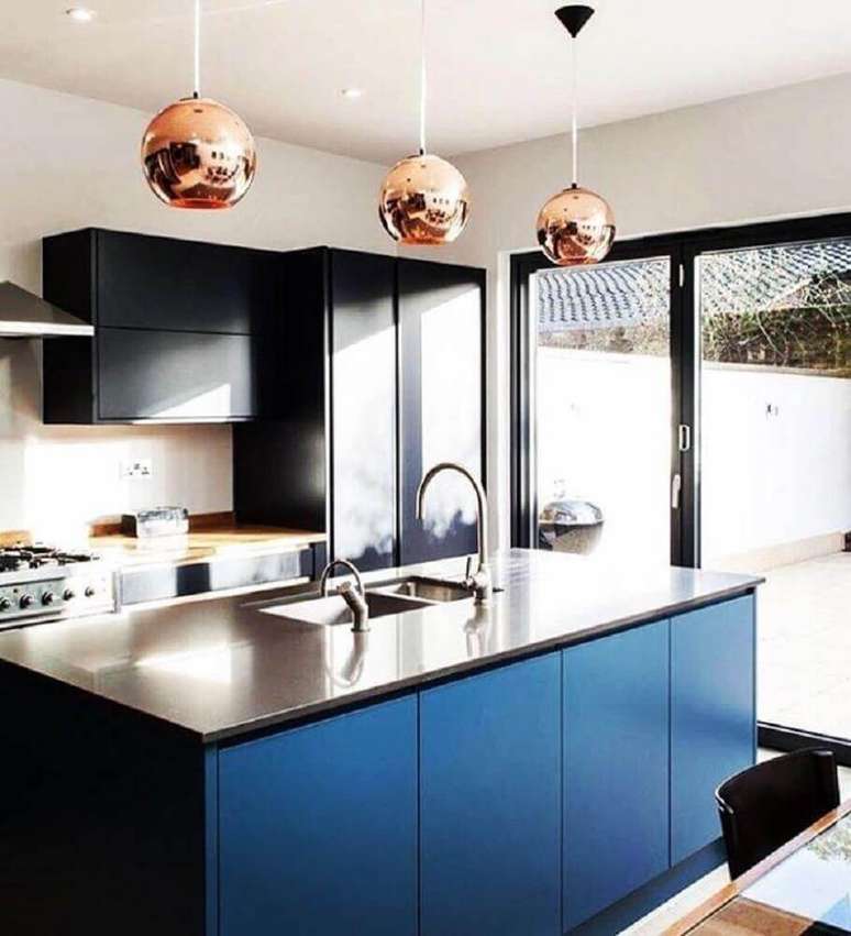 50. Decoração para cozinha azul e preta com pendentes redondos em rosé sobre a bancada -Foto: Home Philosophy