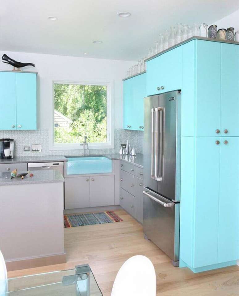 51. Decoração para cozinha azul turquesa e cinza com tapete – Foto: Beautiful Homes & Designs