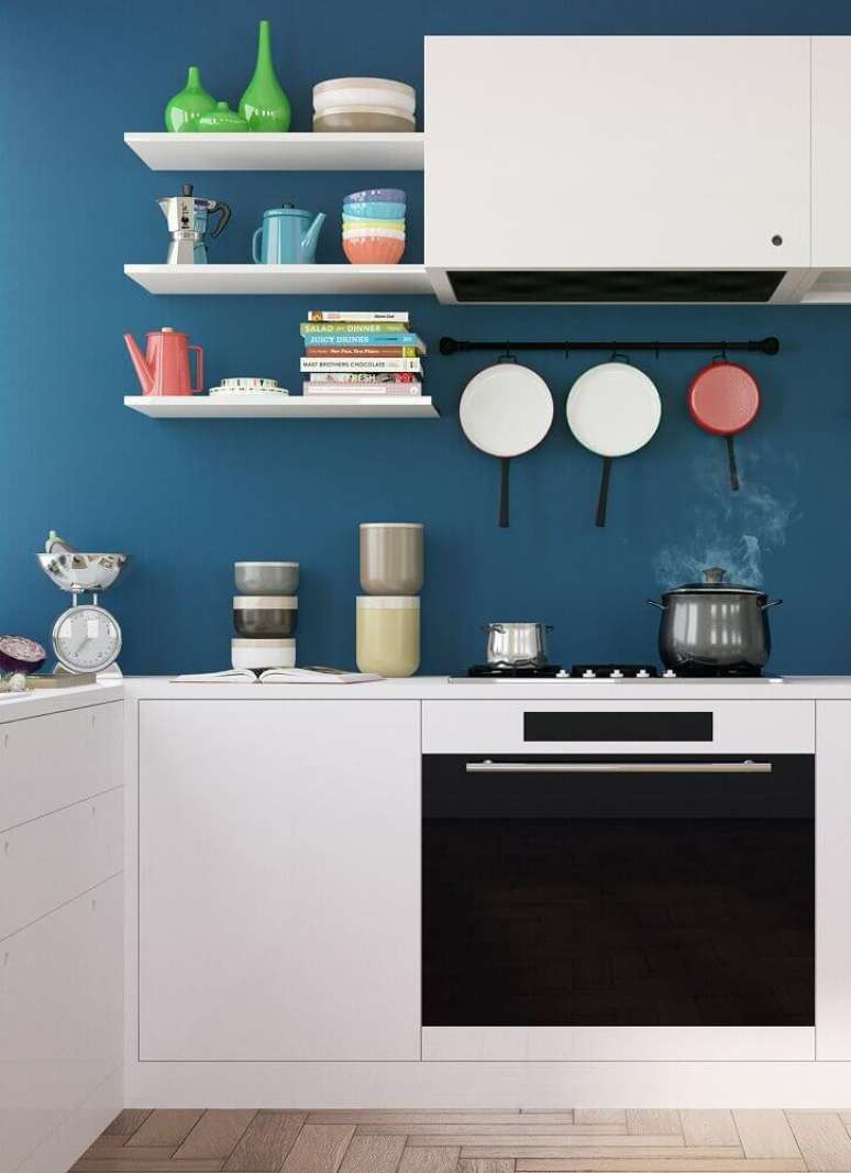 52. Nem sempre o azul precisa estar nos armários, como nessa cozinha azul onde as paredes foram pintadas e os armários foram planejados na cor branca – Foto: Behance